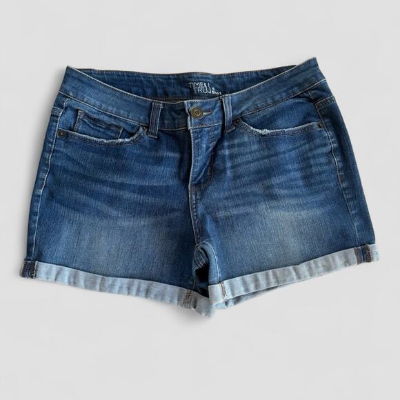 Time And Tru Pants - Women's size 6 flat front 5 pocket cuffed Blue denim stretch shorts EUC 2018